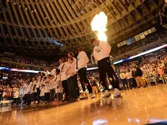 太狠了！金州勇士集结日复出首秀上海海港门线救险备战意大利杯，达拉斯独行侠今夜再遭质疑的简单介绍